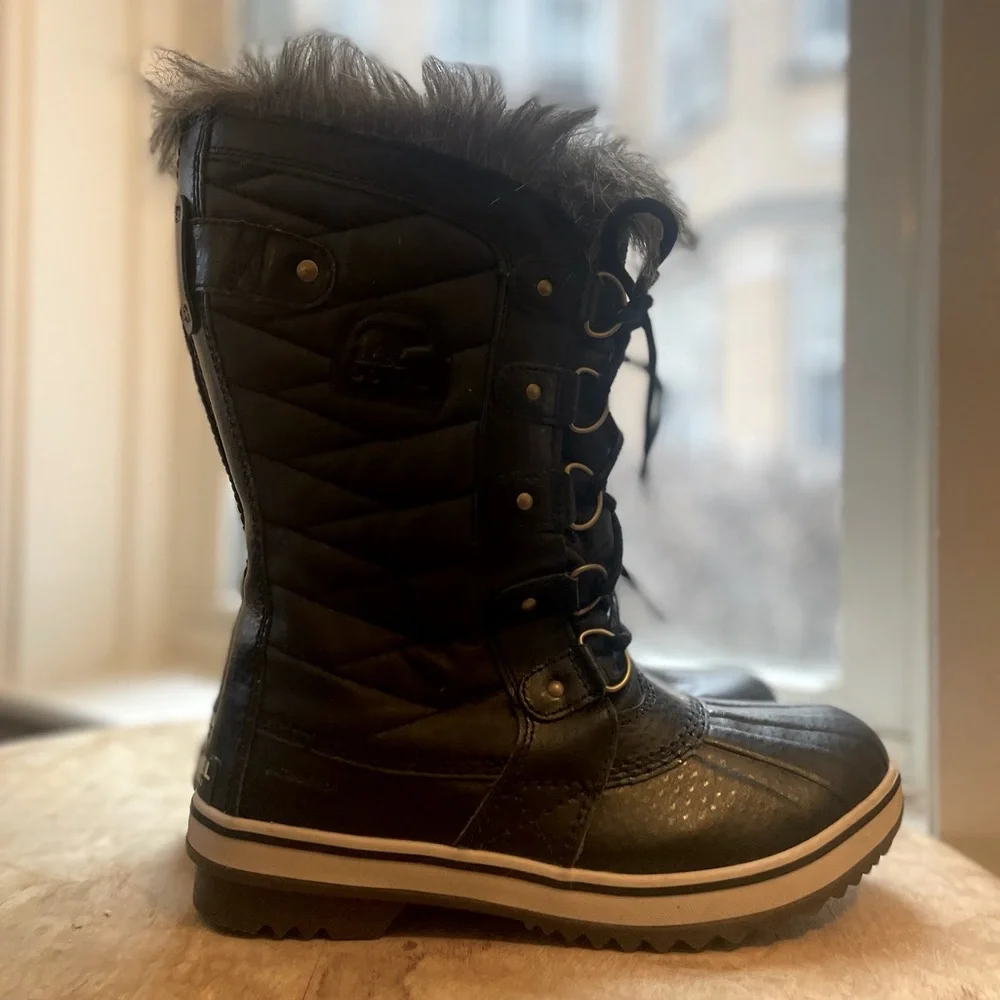 NWOT! Women’s Sorel Tofino II Black Snow/Rain Boots w/Grey Faux Fur Trim Sz 8